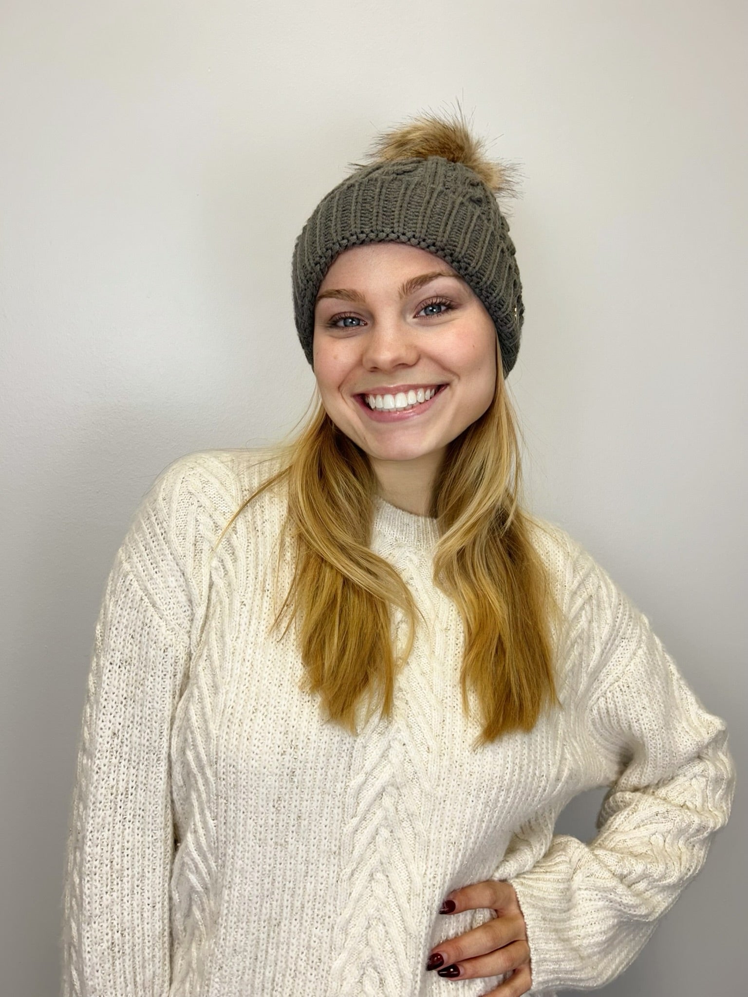 Very Moda Cable Knitted Beanie w/ Pom Pom