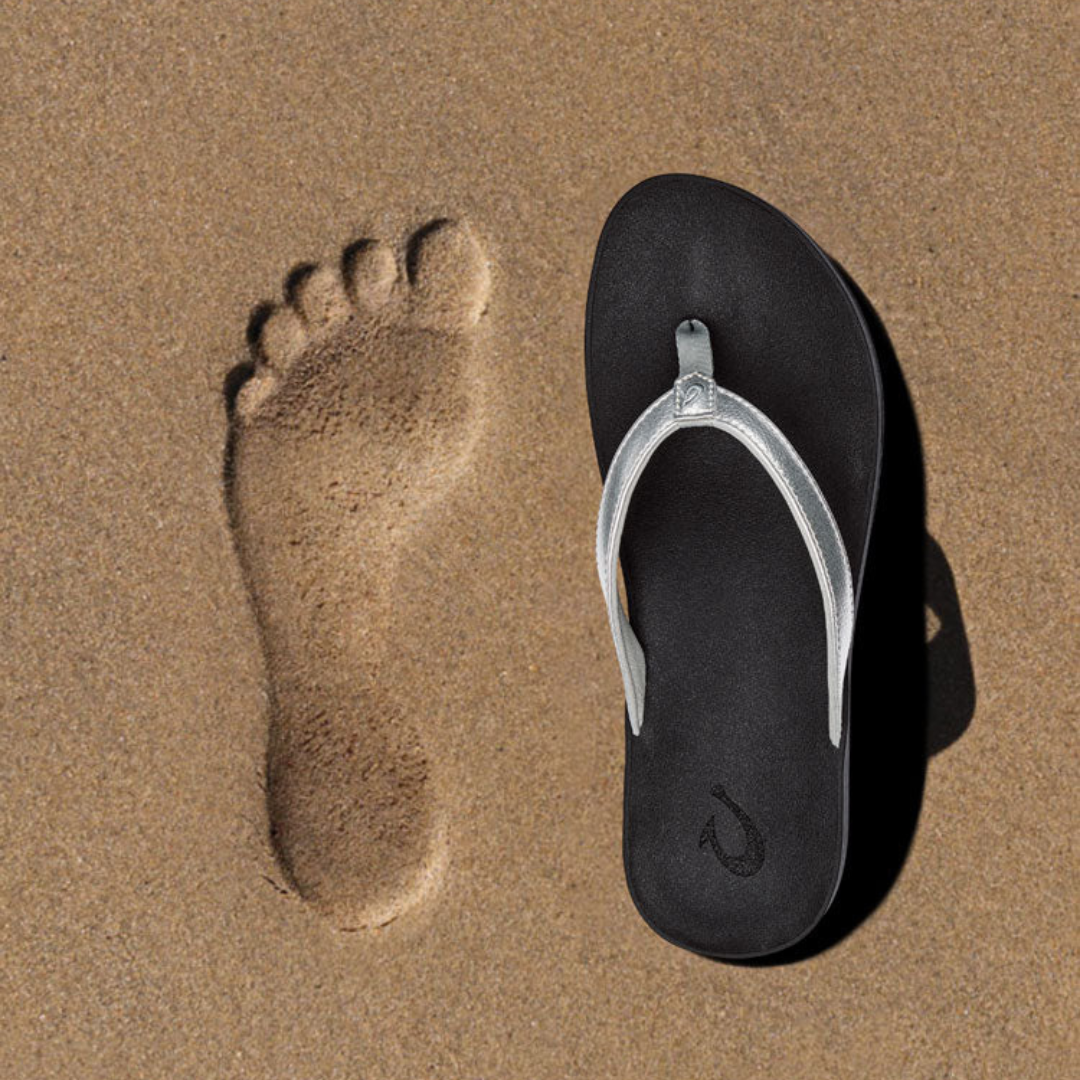 Olukai Puawe Flip Flops - Silver/Black